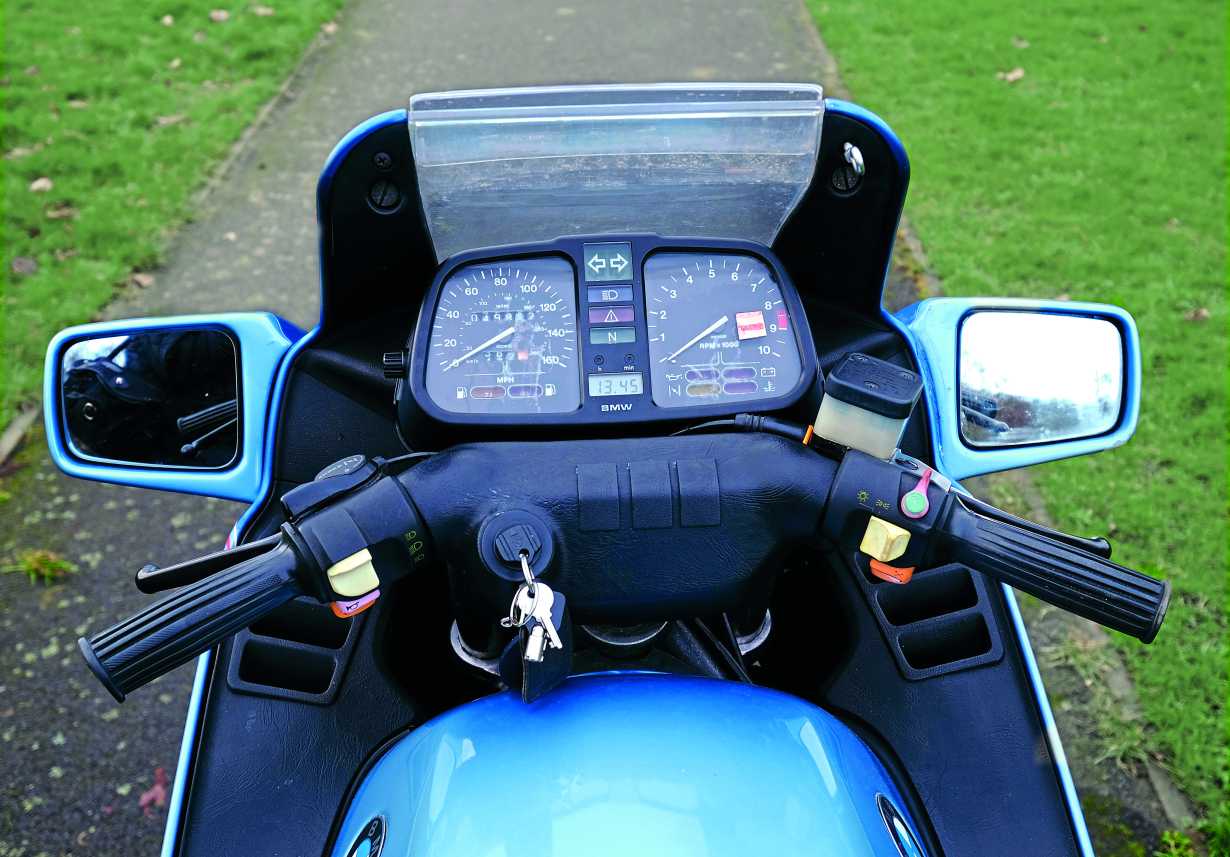 This two-tone blue colour scheme is unusual and rather snazzy with the red pin stripes; shame about the red battery – oh well. Panniers need to be stuck on if you’re off touring